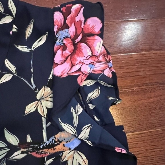 Premise Studio navy floral flutter sleeve Vneck top size small - Picture 6 of 8